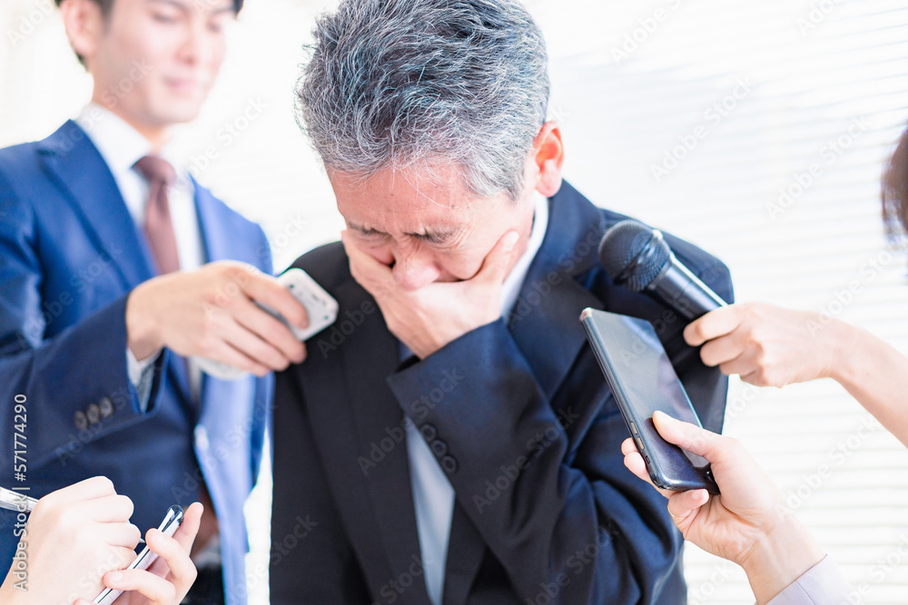 号泣記者会見をする男性 Stock Photo | Adobe Stock