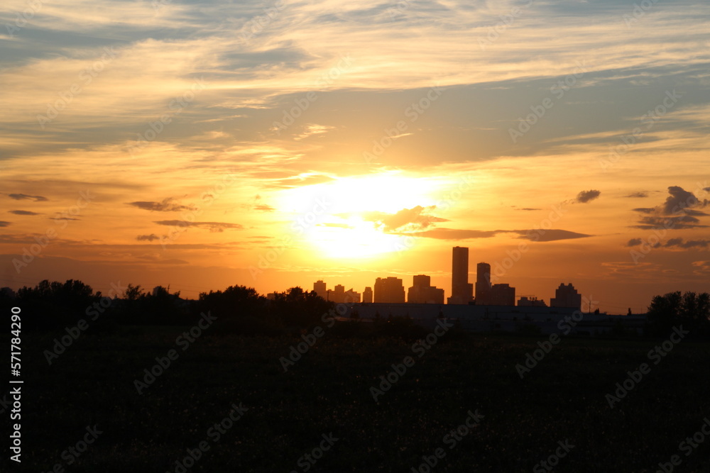 Naklejka premium sunset over the city