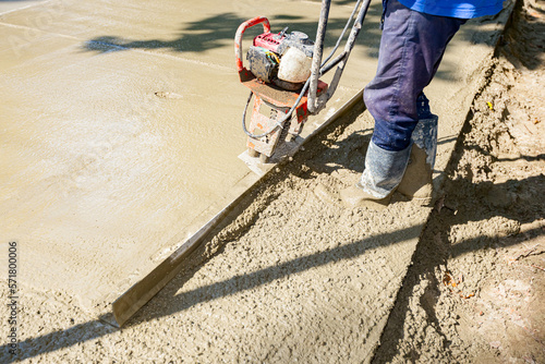 Quadro em tela Worker is using power tool with engine, compactor, for level and compact fresh c