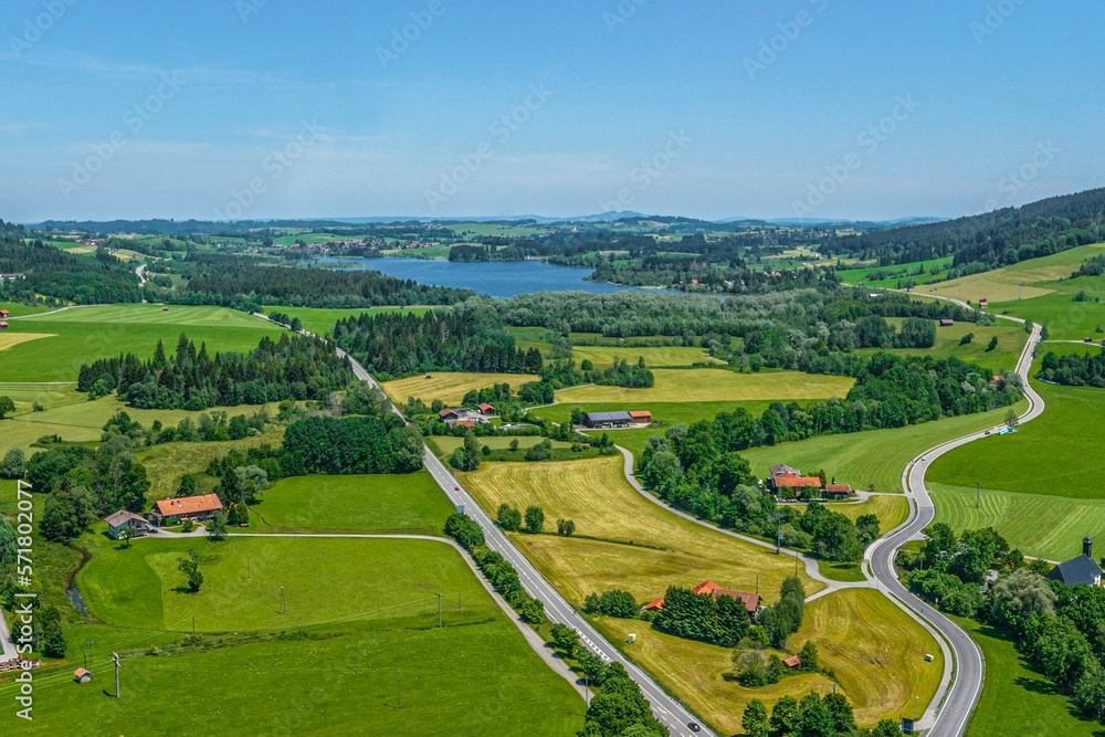 Die Region um Wertach im Allgäu im Luftbild - Ausblick auf den Grüntensee im Frühsommer