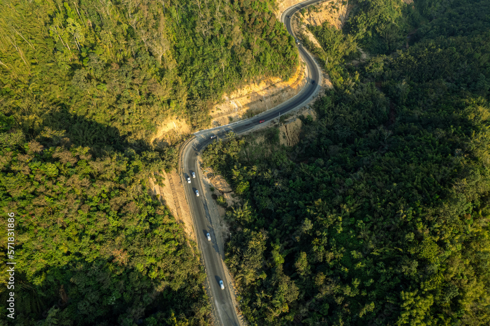 The road to the mountains