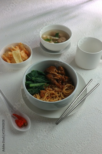 a bowl of boiled noodles with vegetables and chicken
