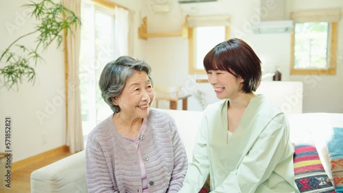 Wallpaper Mural リビングで孫と話すシニア女性 Torontodigital.ca