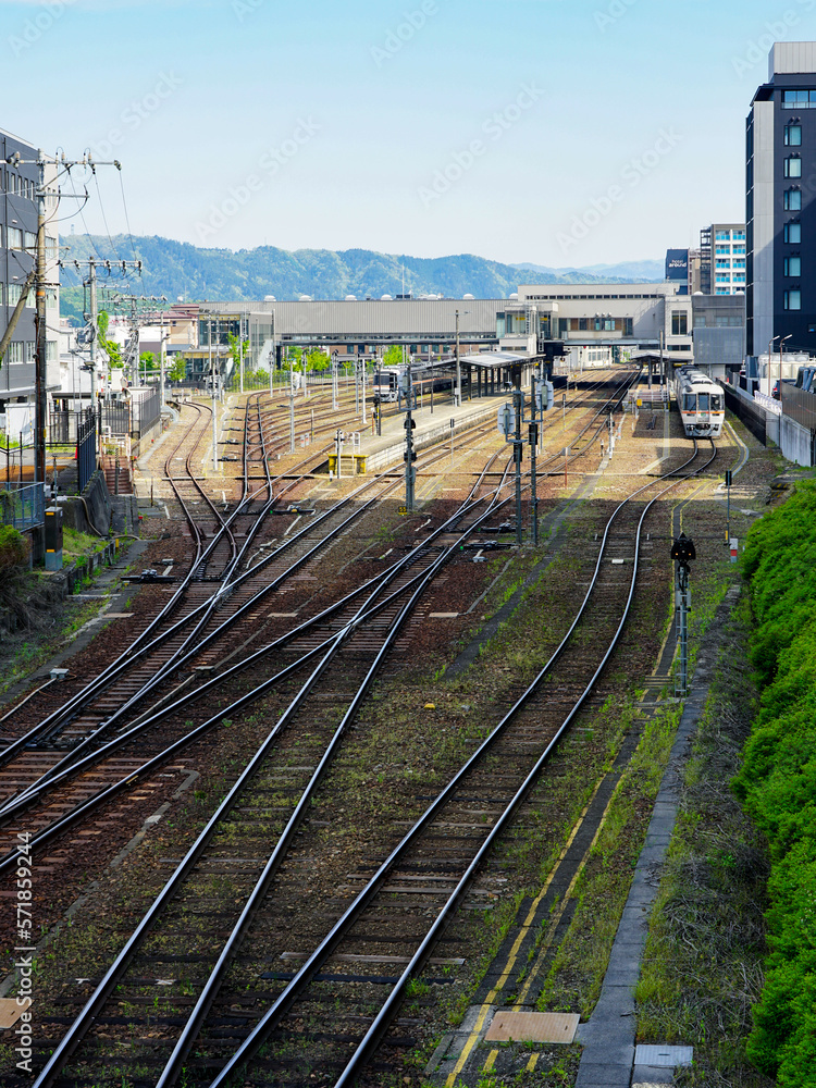Fototapeta premium 和風の駅舎が美しいJR高山駅（岐阜県高山市）