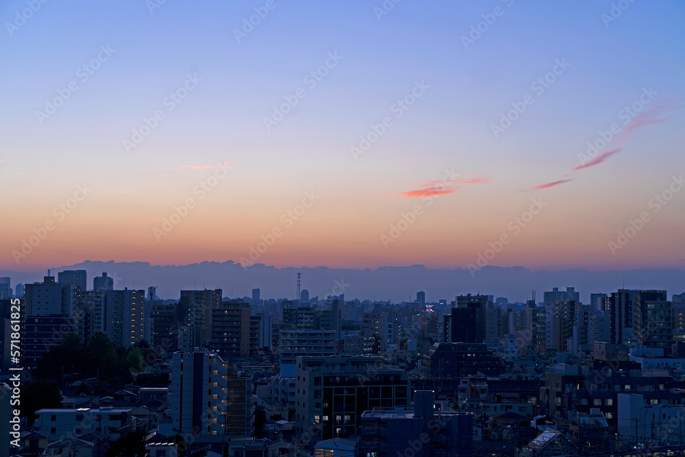 夕焼け空と街の向こうの山