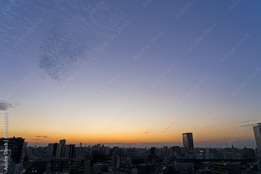 ウロコ雲と夕焼けの街