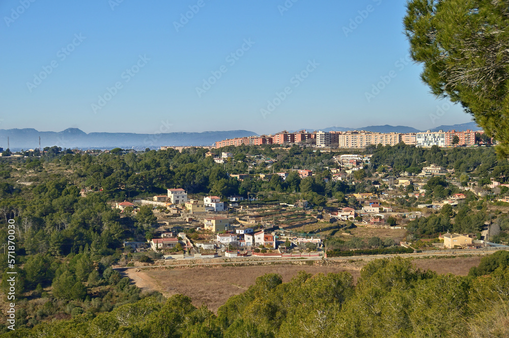 el Barrio de San Pedro y San Pablo en Tarragona visto desde la lejania