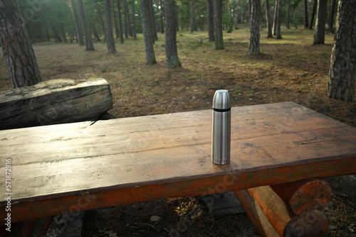 Fotografia Photo of a thermos on a stele in a forest park