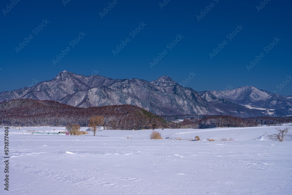長野県・川上村 雪原と冬の山の風景