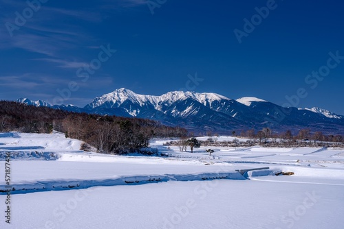 長野県・川上村 雪原と冬の八ヶ岳の風景（広角画角）