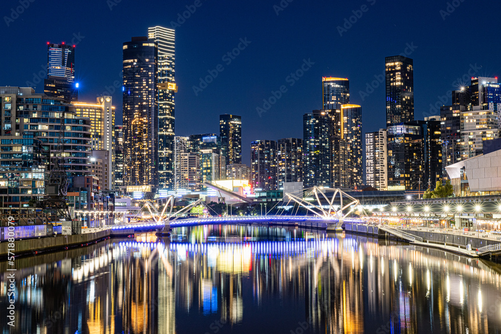 Obraz premium The Yarra River in Melbourne at Dusk
