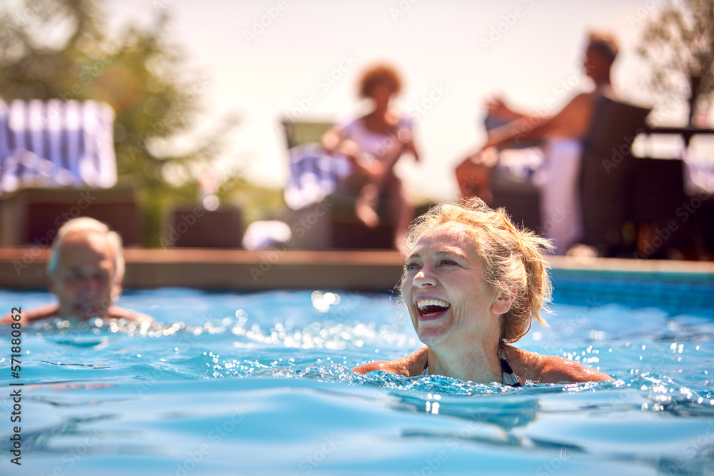 Obraz premium Retired Senior Couple Relaxing In Swimming Pool On Summer Vacation