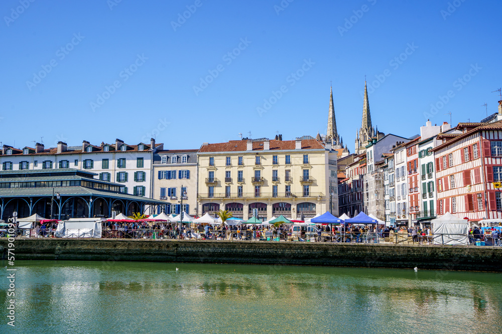 Fototapeta premium Bayonne, jour de marché sous le soleil
