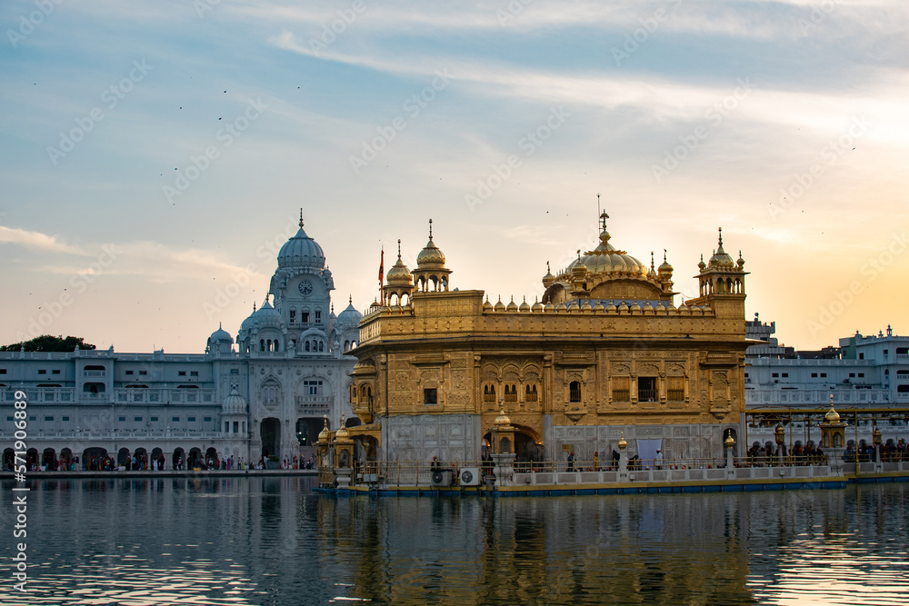 Fototapeta premium The Golden Temple, also known as Sri Harmandir Sahib, is a revered Sikh gurdwara located in the city of Amritsar, in the state of Punjab, India.