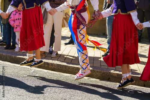 Mutxiko, danse basque en tenue traditionnelle photo
