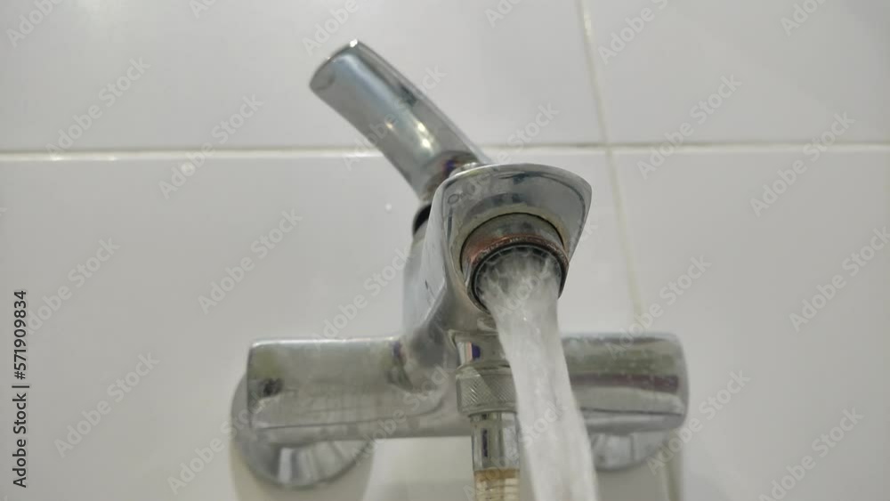 Water flows through the faucet aerator Water flows through the faucet aerator