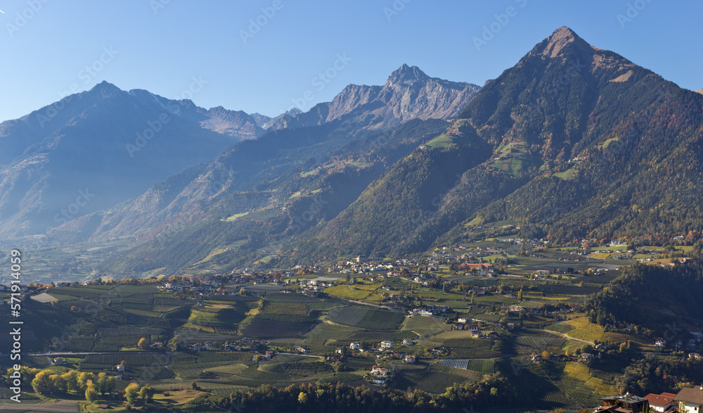 Panorama von Dorf Tirol und den südtiroler Bergen im Vinschau