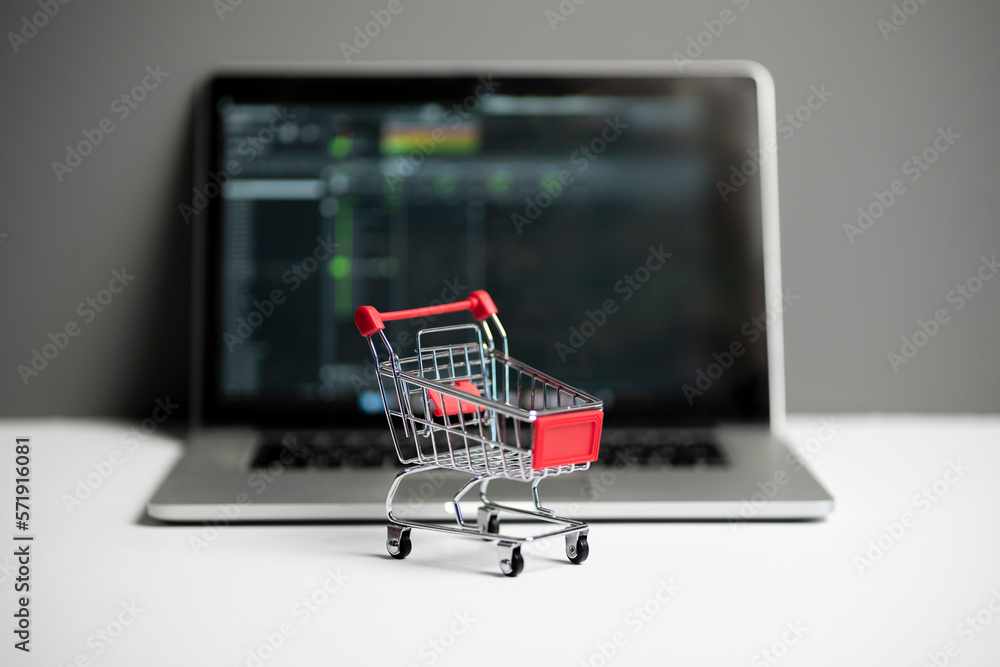 empty shopping cart near the laptop, online shopping, e-commerce