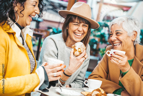 Fotografiet Three senior women enjoying breakfast drinking coffee at bar cafeteria - Life st