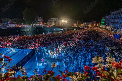 Foule sur la place de la mairie aux Fêtes de Bayonne, de nuit