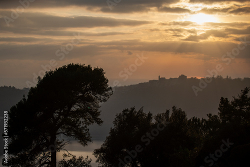 Coucher de soleil sur le lac Nemi en Italie