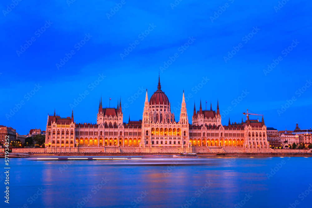 Fototapeta premium Evening cityscape - view of the Hungarian Parliament Building in the historical center of Budapest on the bank of the Danube river, in Hungary