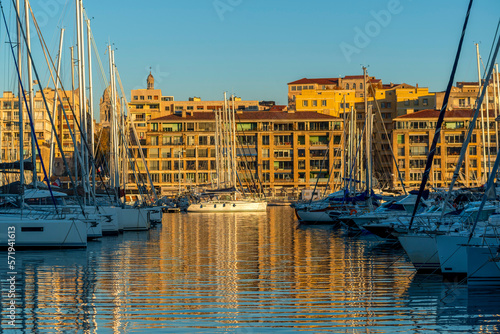 Lumière du matin au Vieux-Port de Marseille