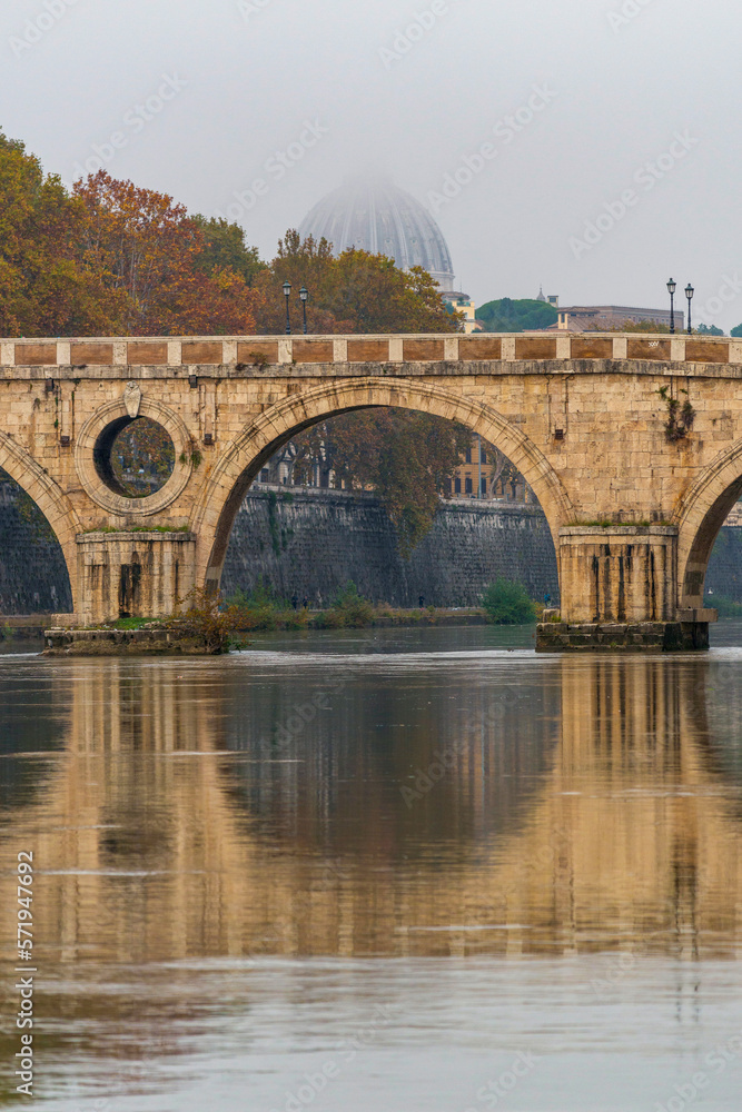 Fototapeta premium Matin d'automne le long du Tibre à Rome