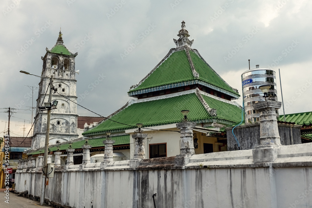 Green roof and minaret at the Kampung Kling mosque in Malacca, Malaysia. Green roof and minaret at the Kampung Kling mosque in Malacca, Malaysia.