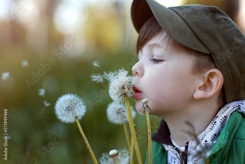 Konstfotografi little child blowing dandelion