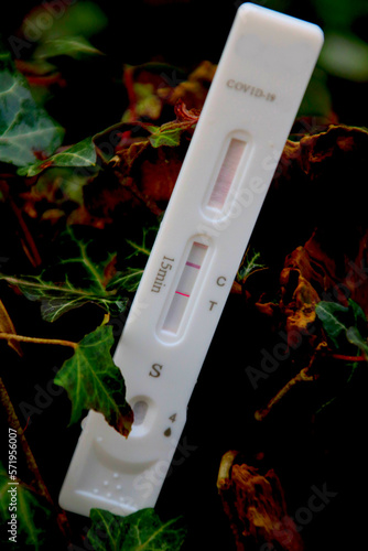 Coronavirus SARS-CoV-2-Virus. Schnelltest ...positives Ergebnis für COVID-19 mit Testkit photo