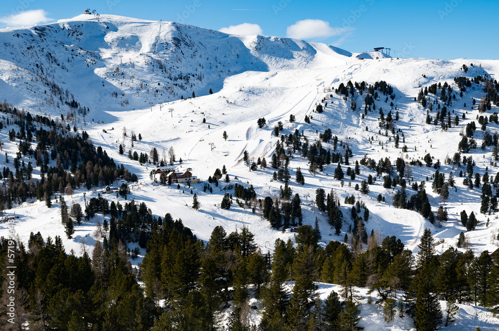 Winterlandschaft im  Skigebiet der Turracher Höhe in Kärnten. Das 1700 m hoch gelegene Gebiet bietet mit seinen über 30 Pisten beste Skibedingungen - obrazy, fototapety, plakaty 