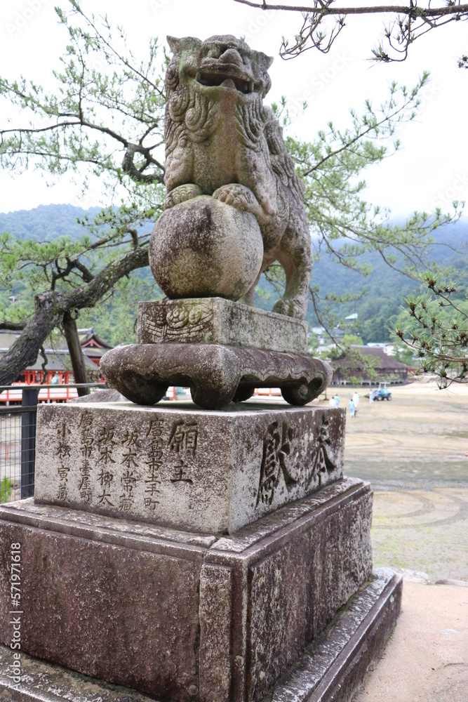 広島県、宮島の風景、厳島神社、工事中の大鳥居、鹿と遊ぶ女の子、参拝する親子