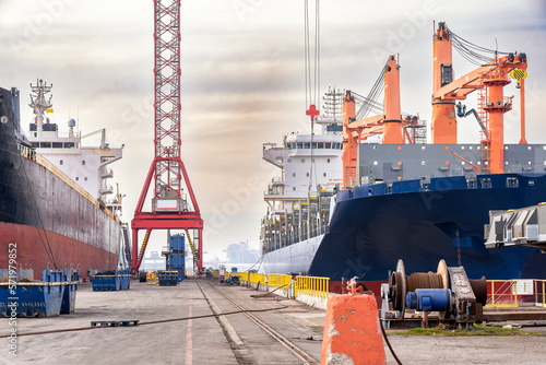 Fotografie Deux grands navires de fret en révision et entretien dans le port de Dunkerque