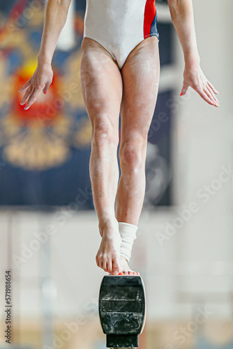 Schilderij op canvas feet girl gymnast on balance beam in gymnastics