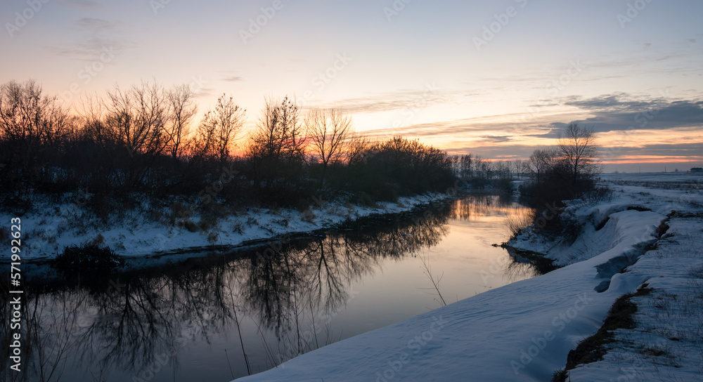 Winter enchants with its snow, the crunch of frost that covered villages and cities before sunset. Winter enchants with its snow, the crunch of frost that covered villages and cities before sunset.