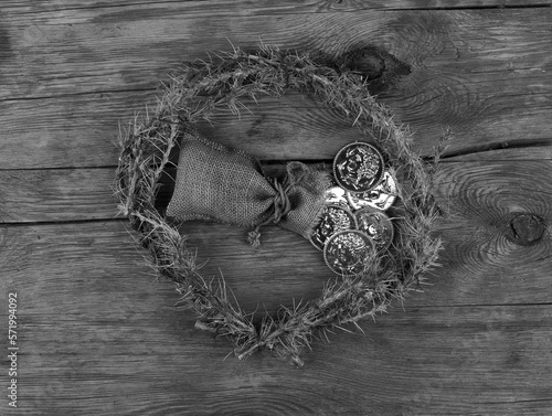 30 pieces of silver on a wooden background Fototapet