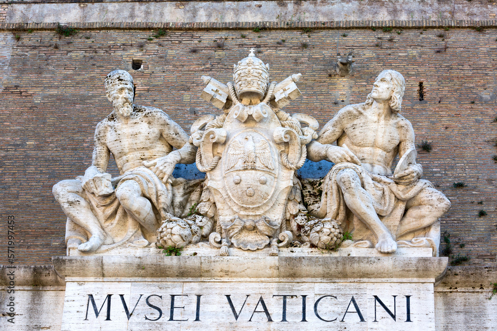 Obraz premium Main entrance to the Vatican Museums, decorative portal with the Vatican coat of arms and sculptures, Vatican, Rome, Italy.