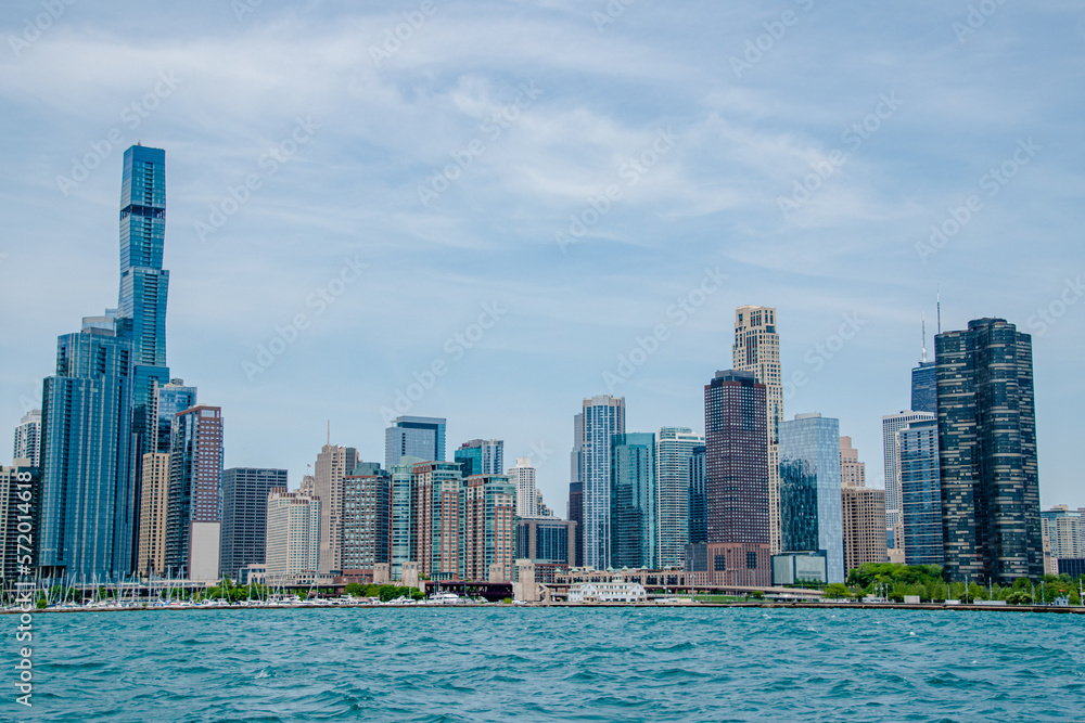 Obraz premium Chicago City Skyline / Coastline on a Sunny Day From Lake Michigan