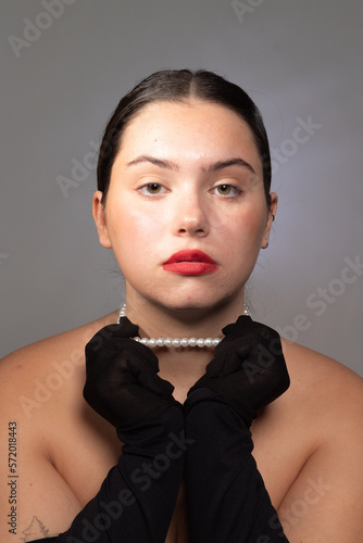 Retrato de una mujer joven en estilo retro noir de hollywood una hermosa chica morena con peinado y maquillaje