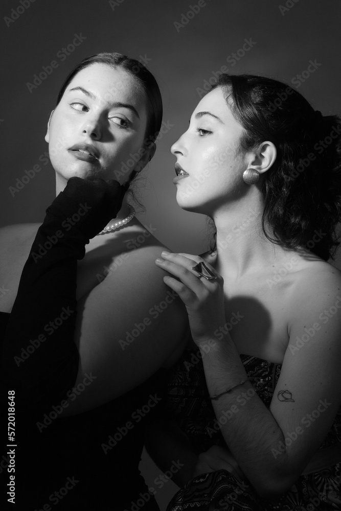 Retrato de una mujer joven en estilo retro noir de hollywood una hermosa chica morena con peinado y maquillaje Retrato de una mujer joven en estilo retro noir de hollywood una hermosa chica morena con peinado y maquillaje
