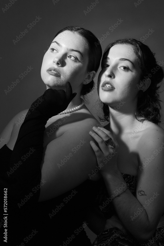 Retrato de una mujer joven en estilo retro noir de hollywood una hermosa chica morena con peinado y maquillaje Retrato de una mujer joven en estilo retro noir de hollywood una hermosa chica morena con peinado y maquillaje