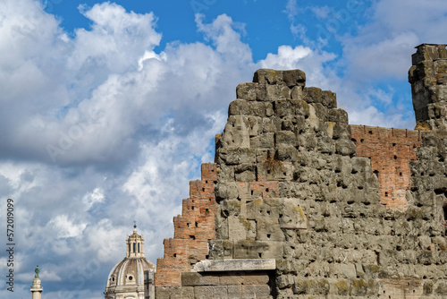 Ruines et anciennes immeubles dans le centre historique de Rome photo