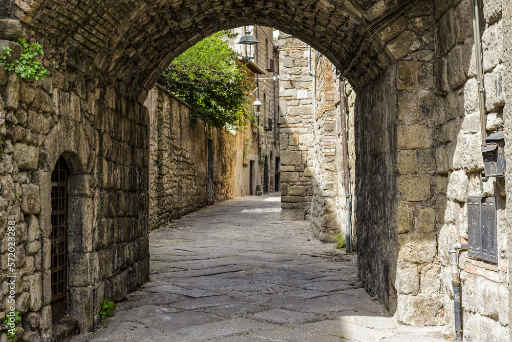 Arche en pierre dans le centre historique de Viterbo en Italie
