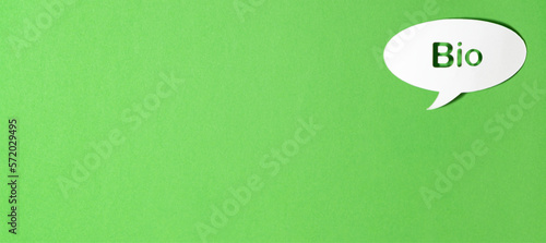 Deutscher Text Bio in einer Sprechblase aus Papier ausgestanzt vor grünem Papier Hintergrund. Fotorealistischer Vektor im Banner Format. 