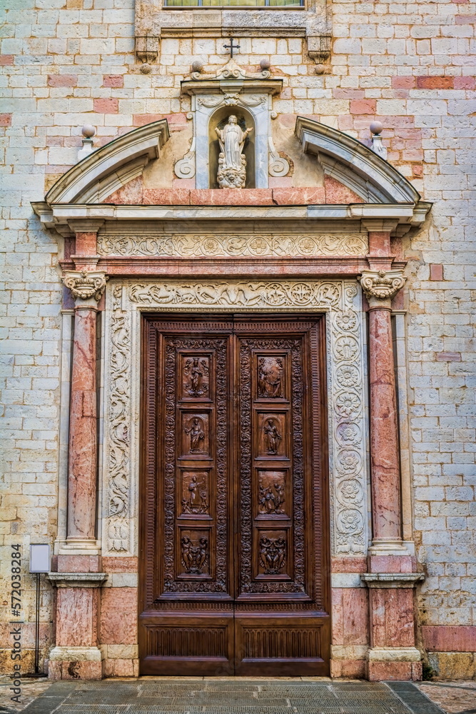 spello, italien - kirchenportal an santa maria maggiore spello, italien - kirchenportal an santa maria maggiore