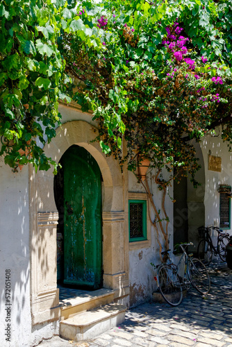 Ruelle ombragée dans une ville en Tunisie © PPJ