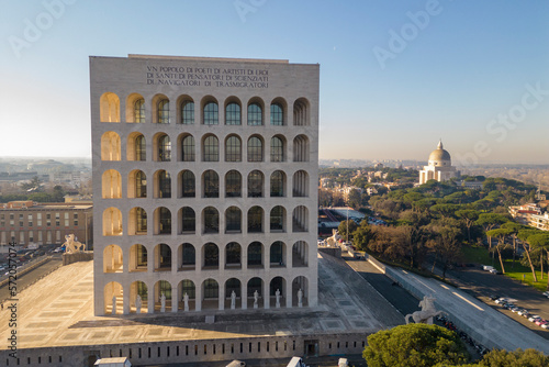 Vista aerea del palazzo della Civiltà Italiana, noto anche come palazzo della Civiltà del Lavoro e Colosseo quadrato photo