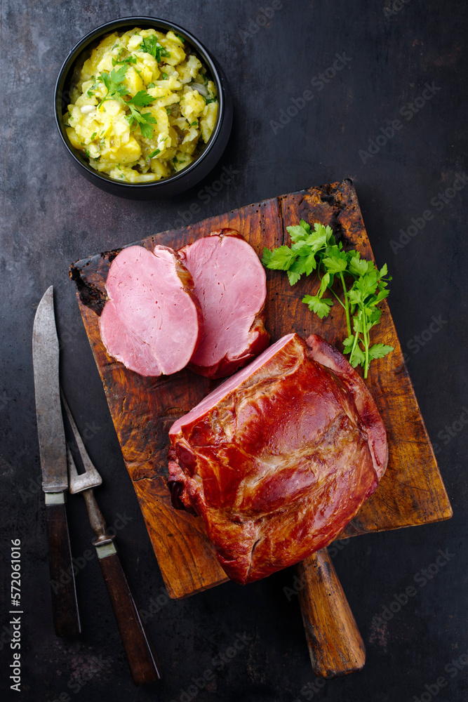 Traditionell geschmortes badisches Schäufele mit Kartoffelsalat und ...