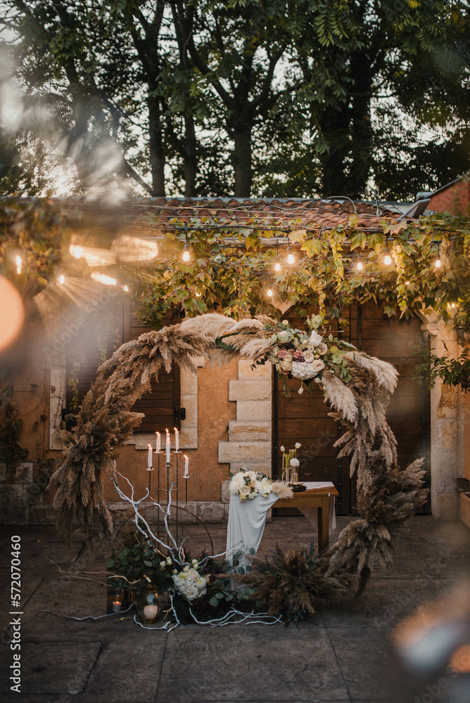 Obraz premium Rustic decoration with flowers and candles.